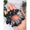 Gumička Scrunchie Černobílé vlčí máky (2)