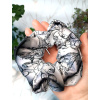 Gumička Scrunchie Černobílé vlčí máky (3)