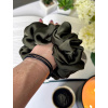 Saténová gumička scrunchies Bohatá Khaki DIVA La VIDA (3)