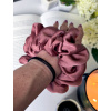 Saténová gumička scrunchies Bohatá Starorůžová DIVA La VIDA (2)