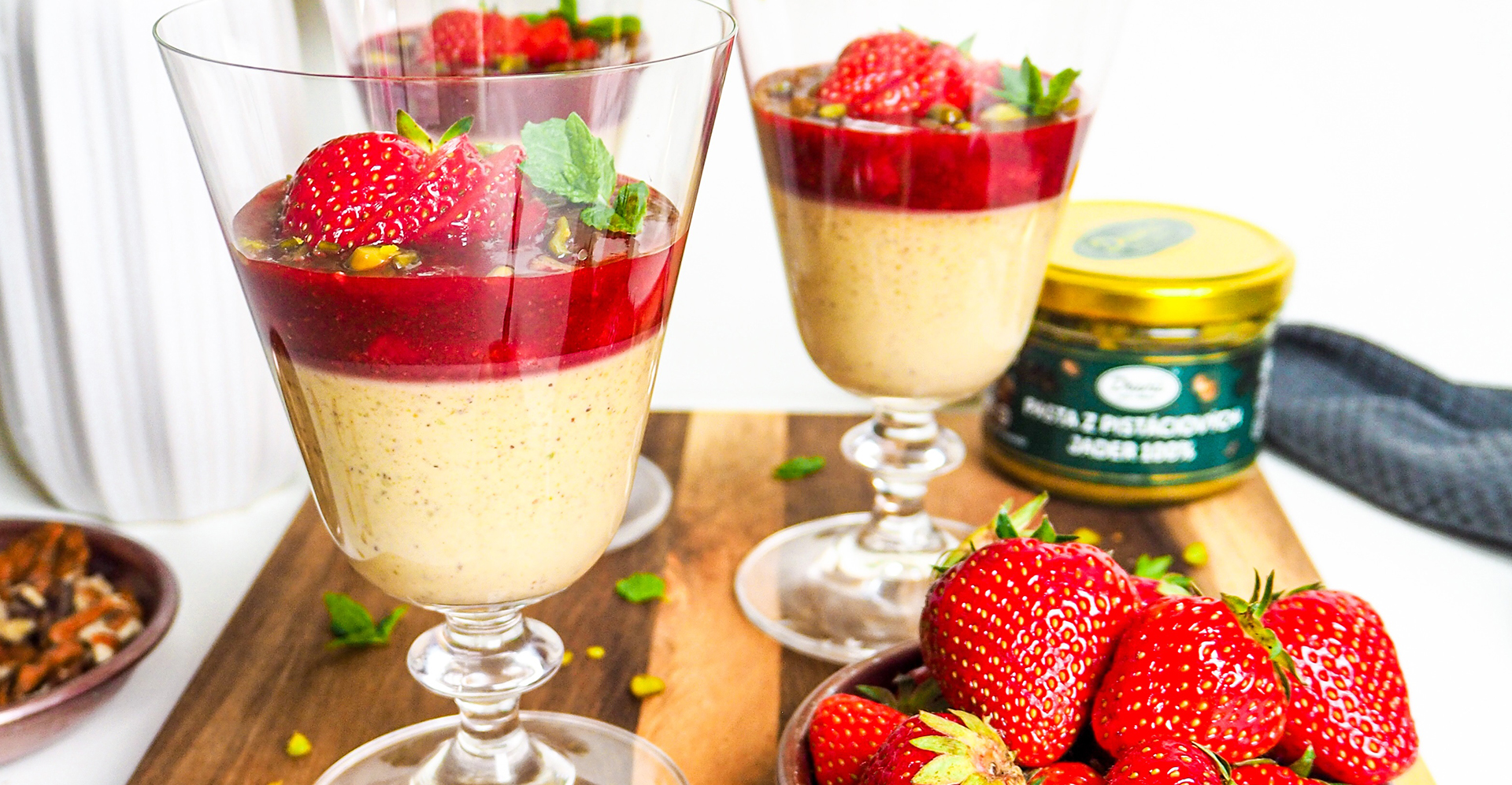 PISTÁCIOVÁ PANNA COTTA S JAHODOVOU OMÁČKOU- DIANA COMPANY & ŠÁRKA KUCHTA FOODIE - DIANA V KUCHYNI