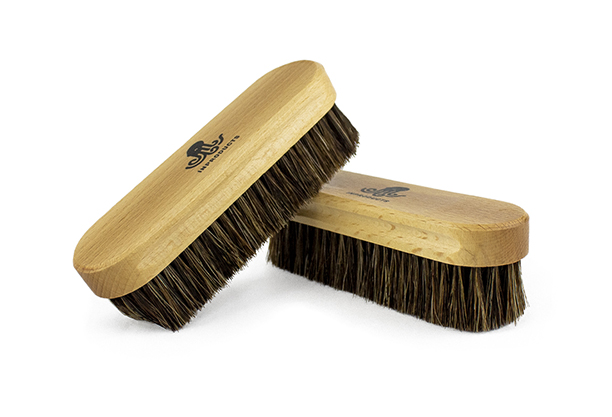 Nově si u nás můžete zakoupit prémiový čisticí kartáč z koňských žíní