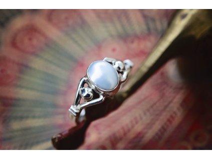 Prsten s perlou (Průměr prstenu 20mm, Materiál Stříbro, Drahokam Perla)