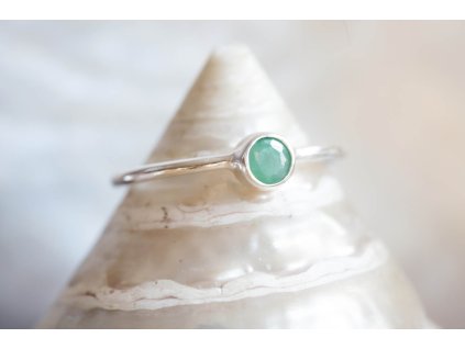 Prsten se smaragdem (Průměr prstenu 17mm, Materiál Stříbro, Drahokam Smaragd)