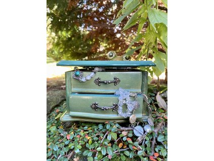 Dřevěná šperkovnice