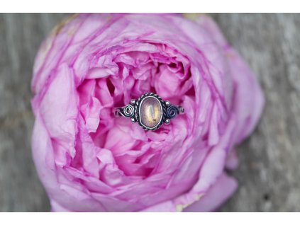 Prsten s drahokamem (Drahokam Měsíční kámen, Průměr prstenu 17mm, Materiál Drahé kameny)