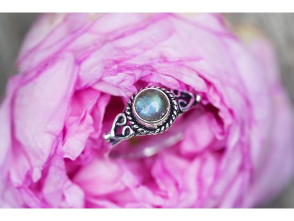 Prsten s drahokamem (Drahokam Ametyst, Průměr prstenu 17mm, Materiál Drahé kameny)