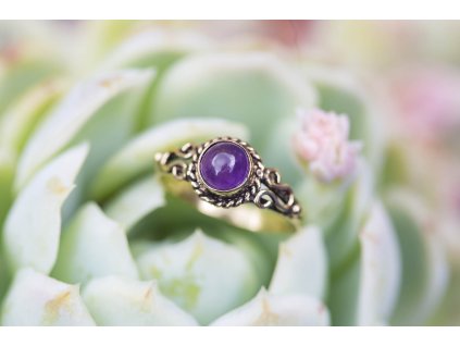 Prsten s drahokamem (Drahokam Ametyst, Průměr prstenu 18mm, Materiál Mosaz)
