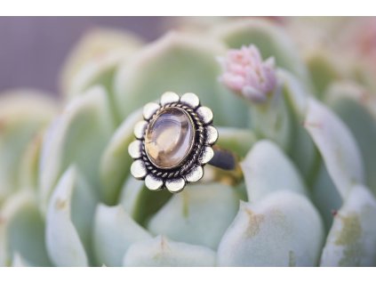 Prsten s oválným drahokamem v kytičce (Drahokam Růženín, Průměr prstenu 18mm, Materiál Mosaz)