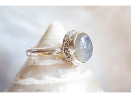 Prsten s labradoritem (Průměr prstenu 18mm, Materiál Stříbro, Drahokam Labradorit)