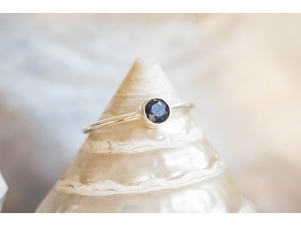 Prsten se safírem (Průměr prstenu 17mm, Materiál Stříbro, Drahokam Safír)