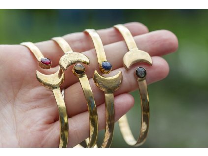 Náramek luna s drahokamem (Drahokam Tygří oko, Materiál Mosaz)