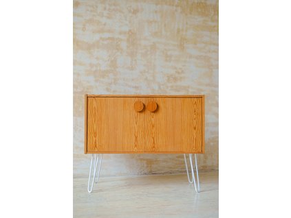 Skříňka s dvířky borovice