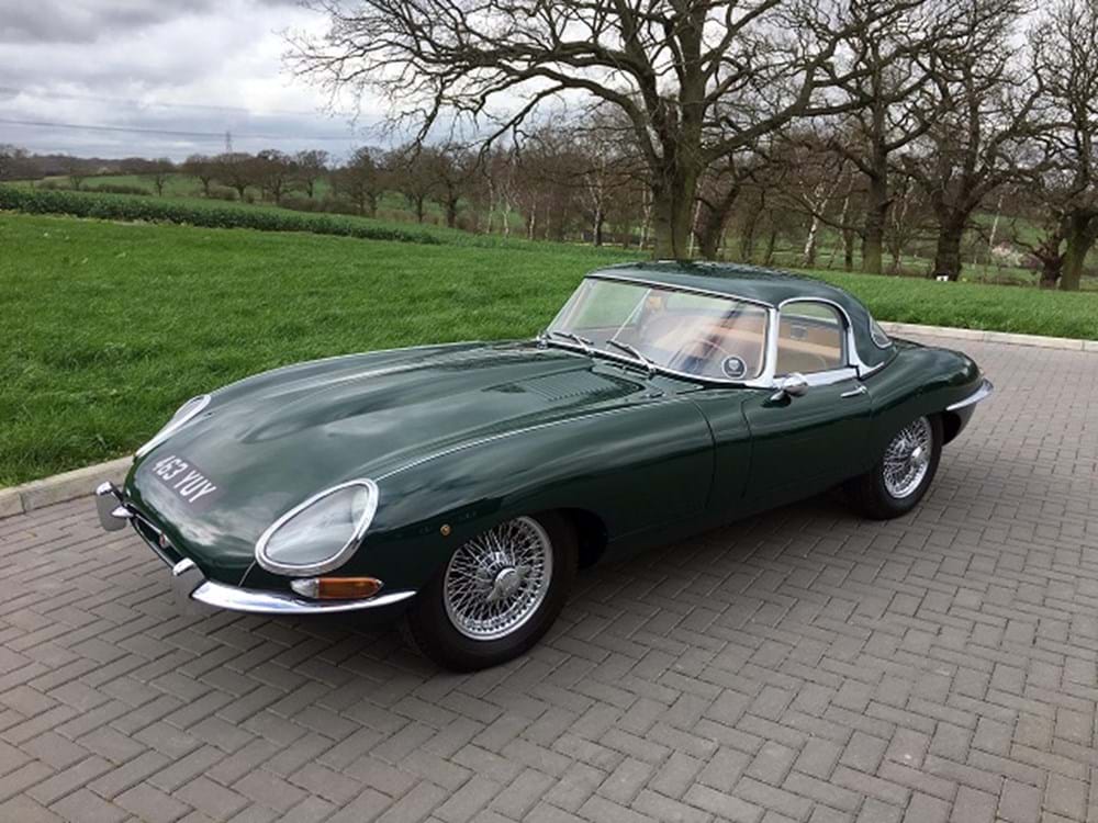 Jaguar E-Type 1961: Kultovní elegance a výkon nesmírného luxusu