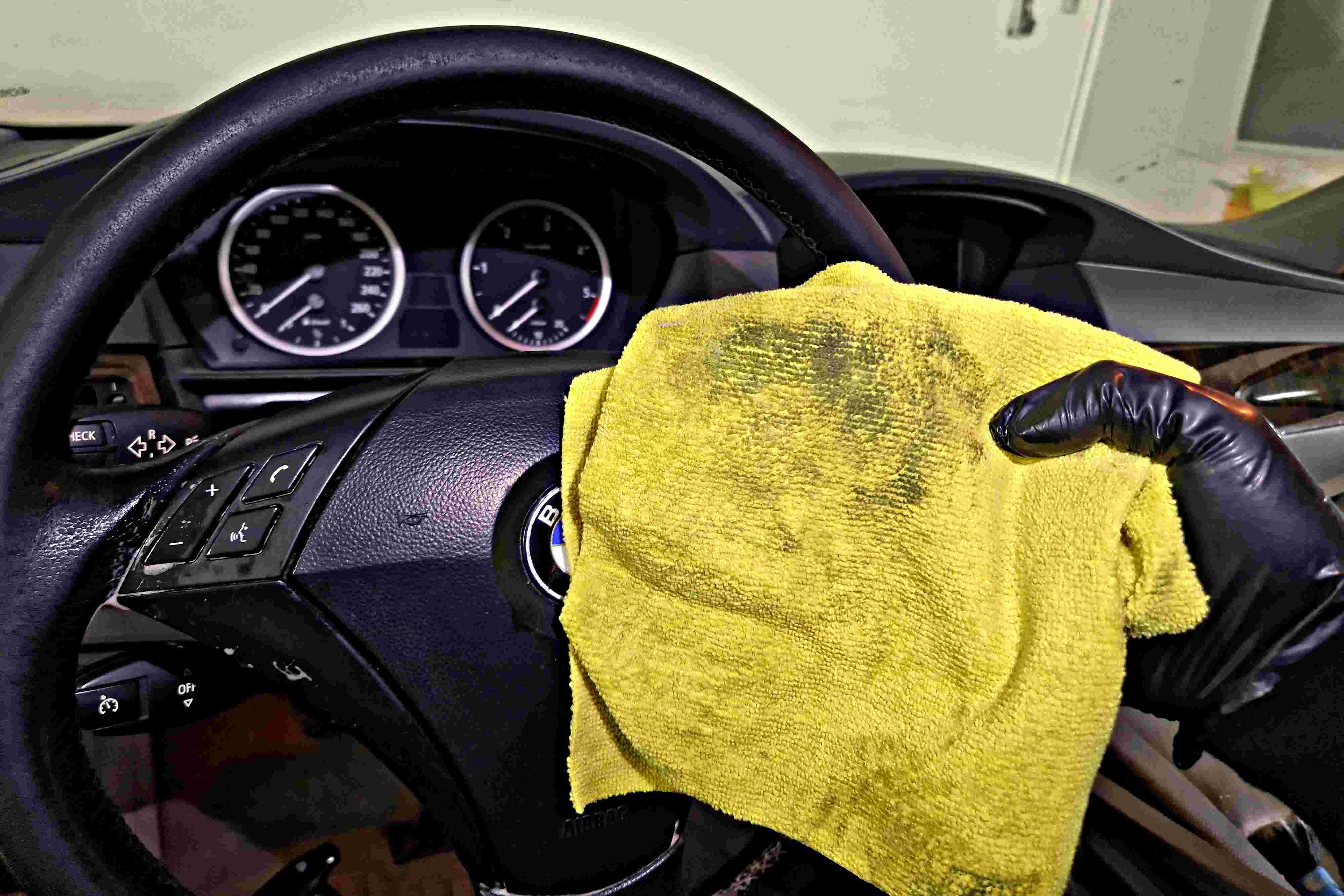 Jak vyčistit volant auta a zbavit se bakterií?