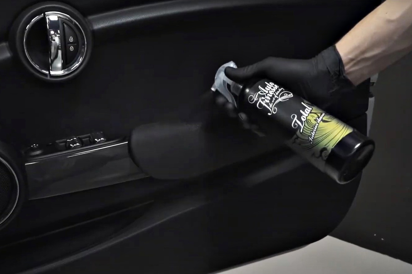 Jak vyčistit interiér auta?