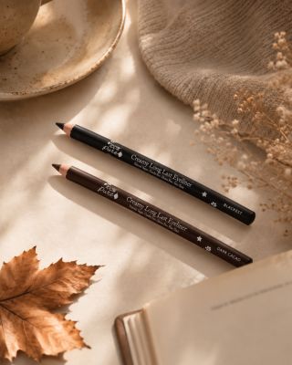Černá, nebo hnědá? Podzim chce obě. 🤎🖤 Krémové oční linky 100% Pure v odstínech Dark Cacao a Blackest vykouzlí během...