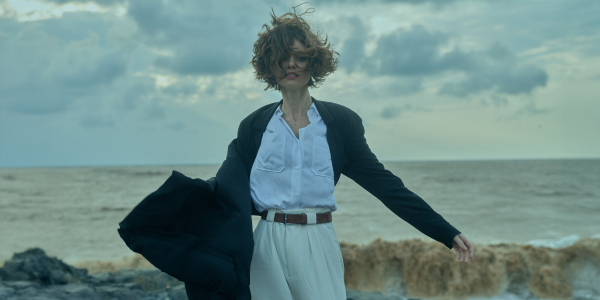 Bílá dámská košile: jak ji nosit, aby nikdy nepůsobila nudně