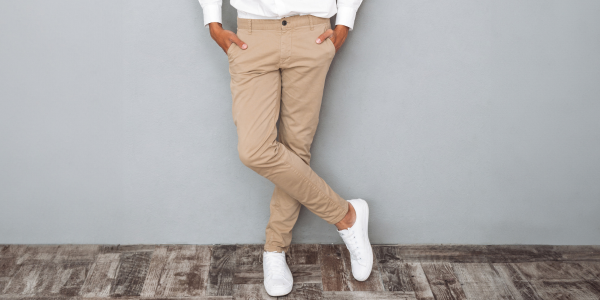Co jsou chino kalhoty a jak je správně nosit?