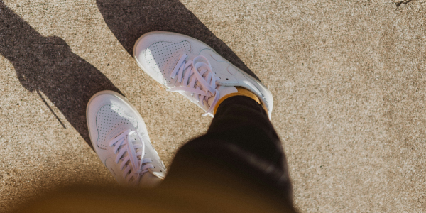 Jak nosit tenisky? Tipy pro ženy, které chtějí být šik