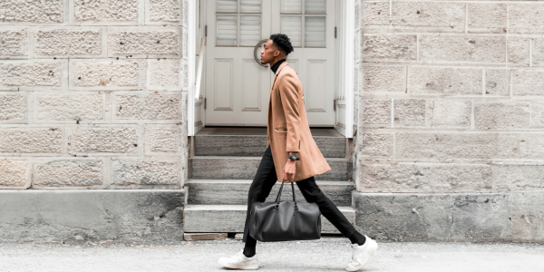 Kapsulový šatník: elegantné riešenie pre mužov minimalistov