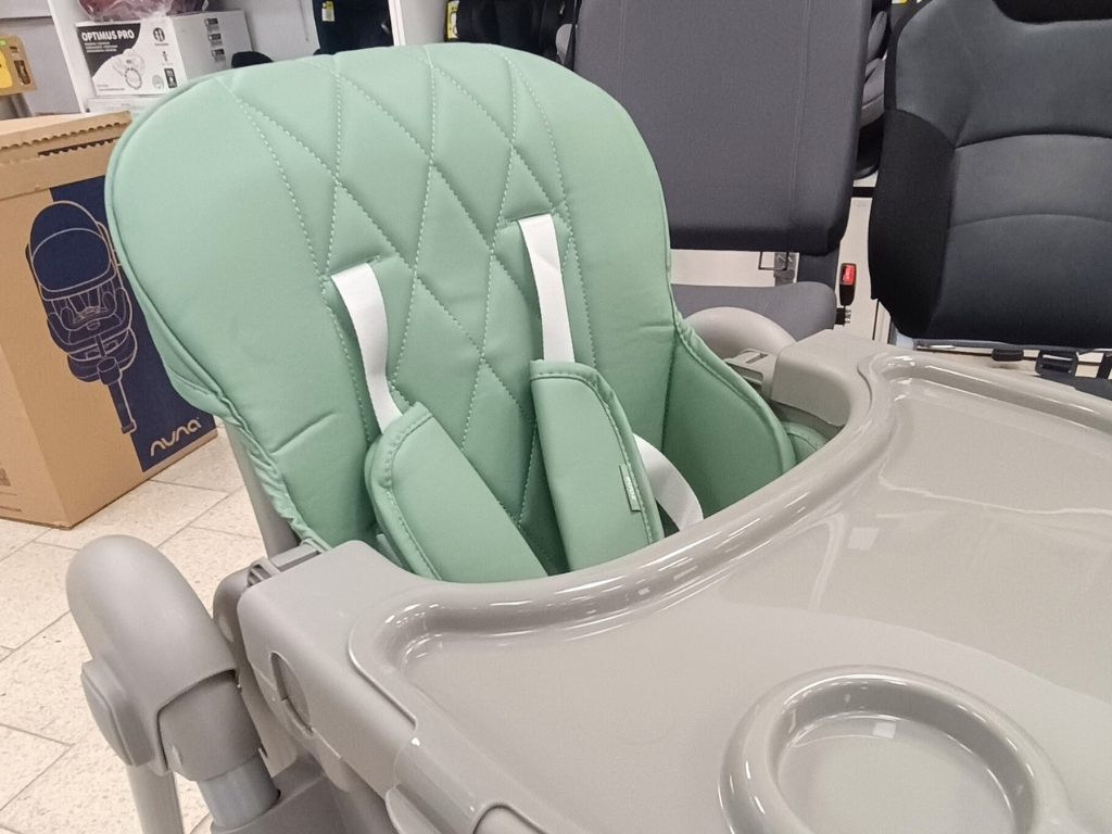 Detail prešívanej koženky a bezpečnostných pásov stoličky Zopa Primo