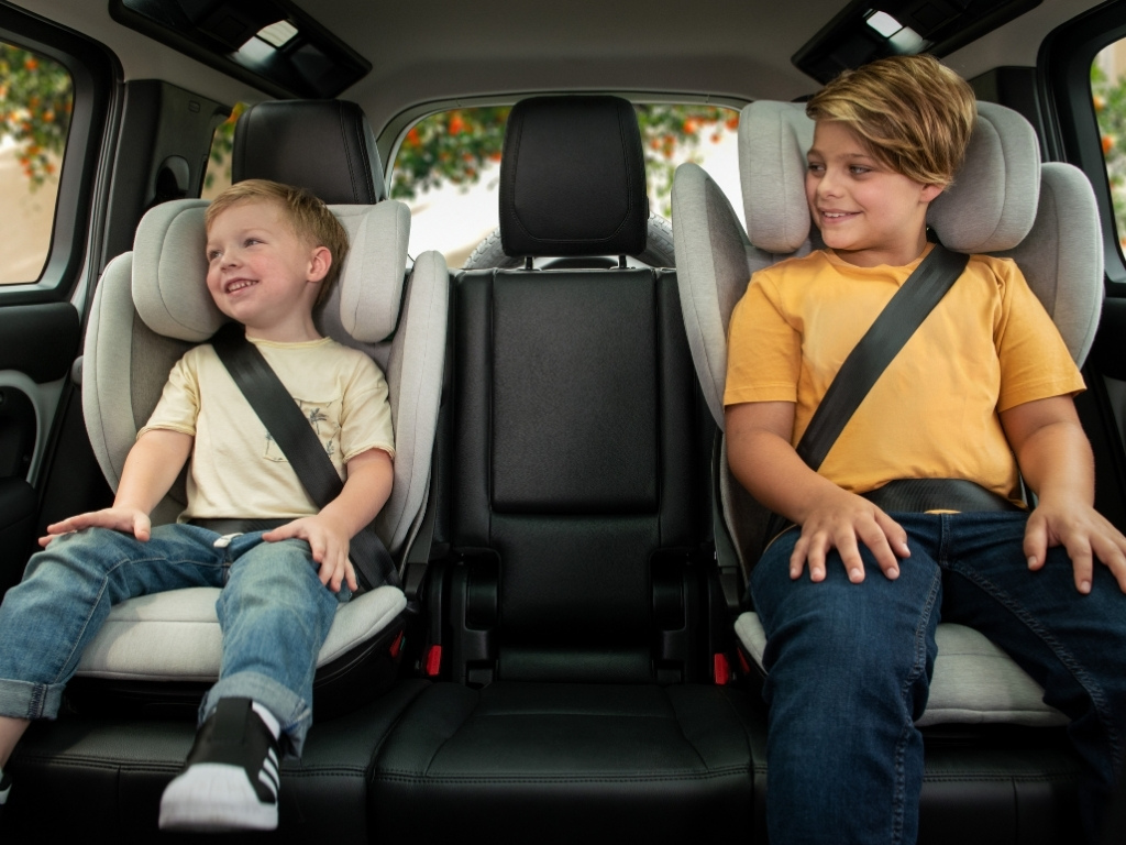  Detail nastaviteľnej opierky hlavy na autosedačke pre deti od 15 do 36 kg