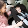 Bezpečne nainštalovaná autosedačka Joie i-Pivot 360 do auta v protismere s dieťatkom a s detailom na prídavnú bočnú ochranu