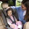 Autosedačka Joie i-Bold nainštalovaná v aute s dievčatkom