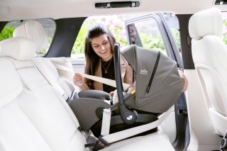 „Dieťa v bezpečí, rodič v pohode.“ 💙✨ Od prvých chvíľ až po prvé dlhšie cesty — Joie i-Level Pro je tu pre všetky vaše...