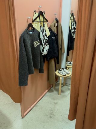 15. týden 👋 2026 1. Restock od @adelachloe 💞 Sporty & rich šortky, Celine tenisky, Max Mara studio top, nejhezčí vintage...