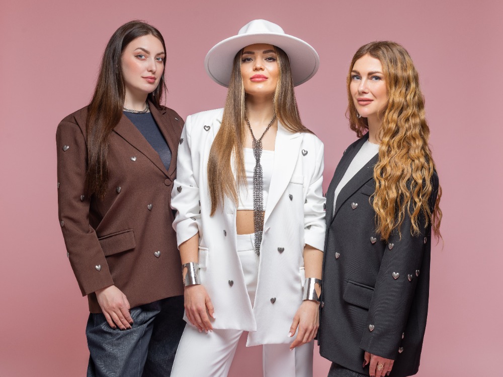 Jedno sako. Tři ženy. Tři různé příběhy.