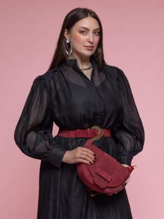 Černá může být jemná. A přesto silná. Dlouhé splývavé šaty, které v pohybu žijí. Lehce transparentní, sofistikované,...