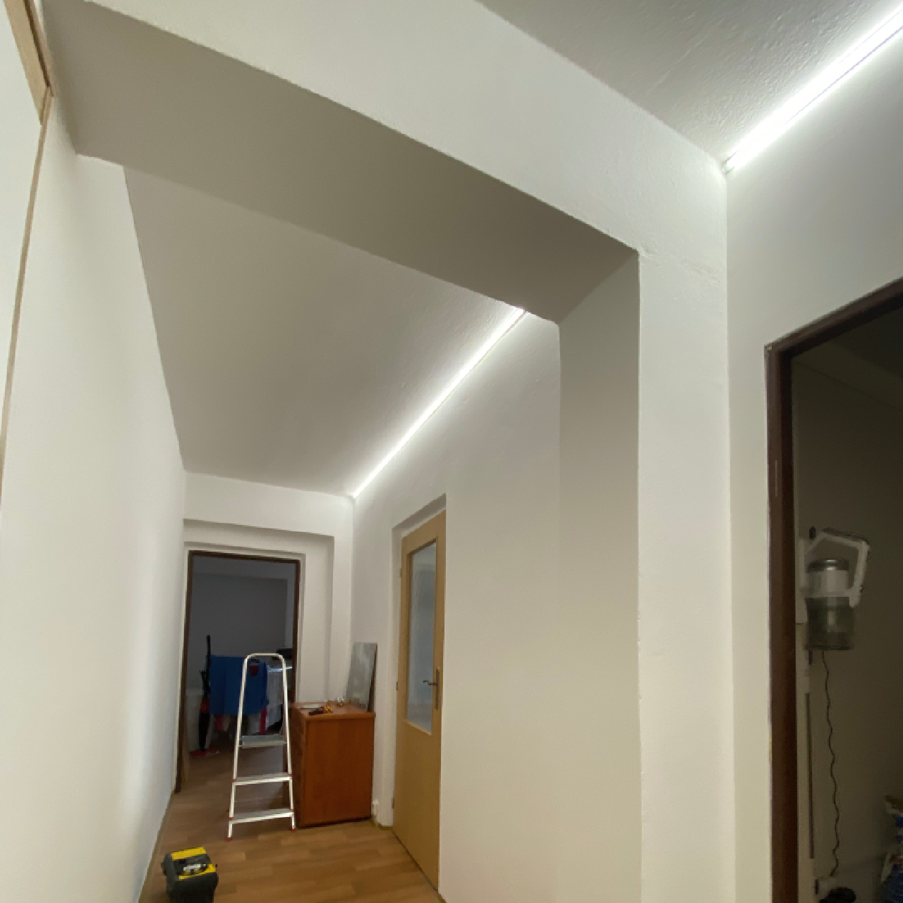 Liniové LED osvětlení chodby