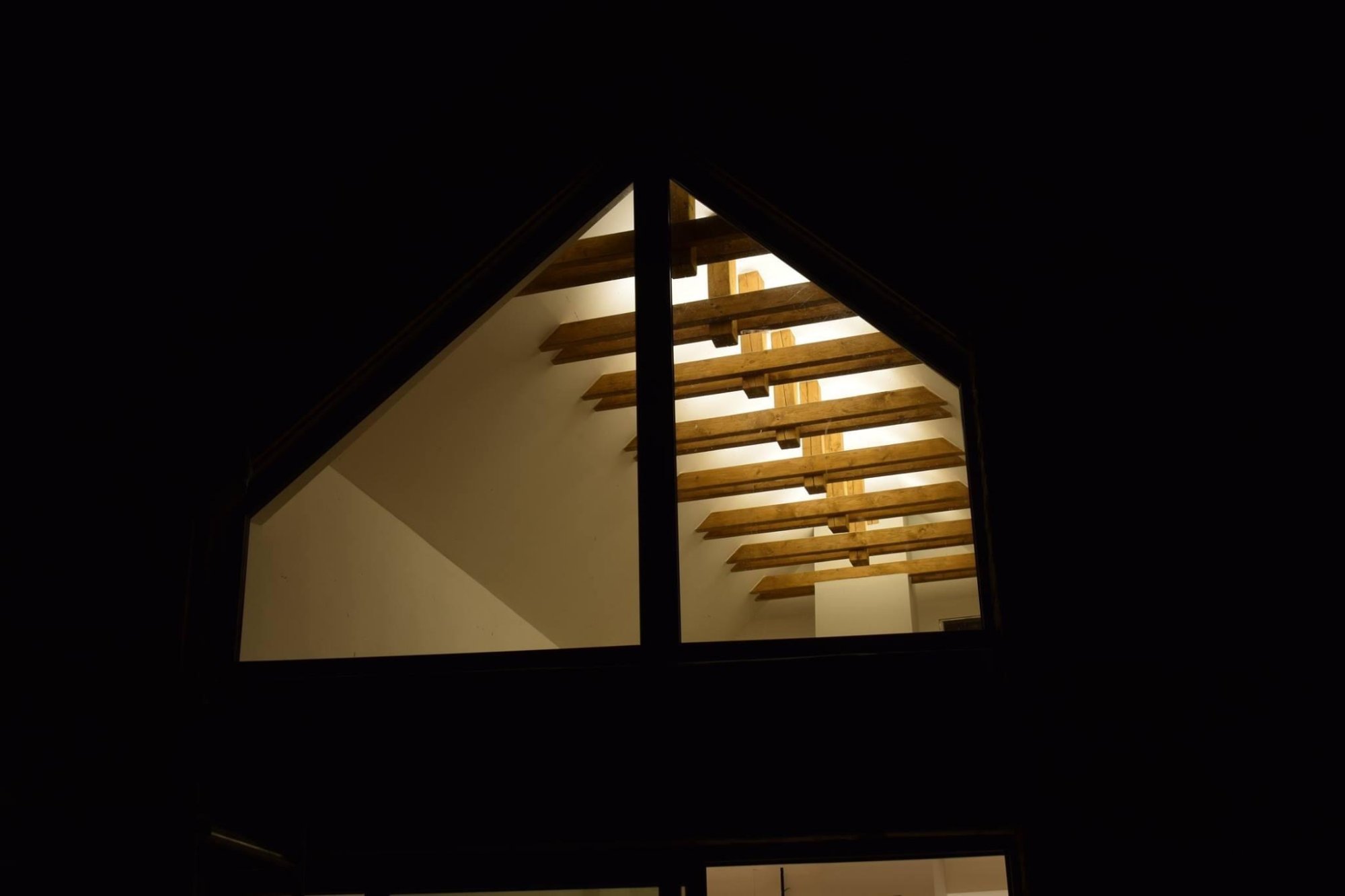 LED osvětlení dřevěných trámů