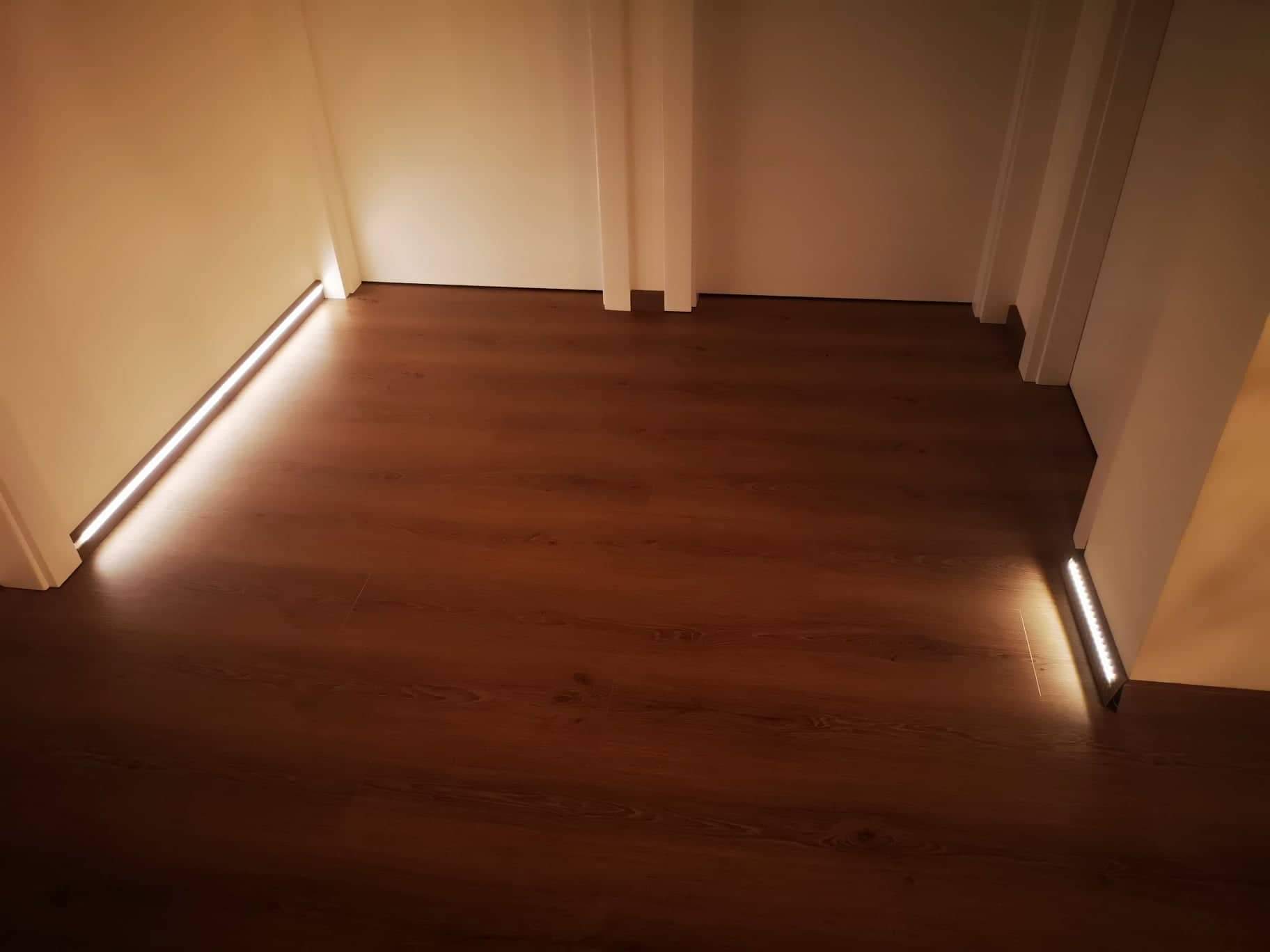 Noční liniové LED osvětlení v chodbě