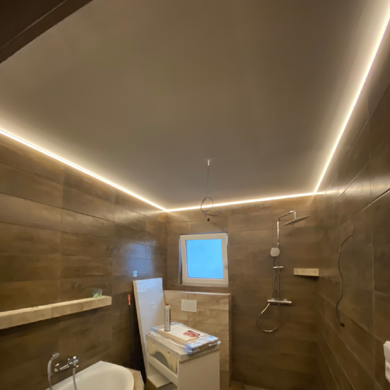 Liniové LED osvětlení pokoje a koupelny