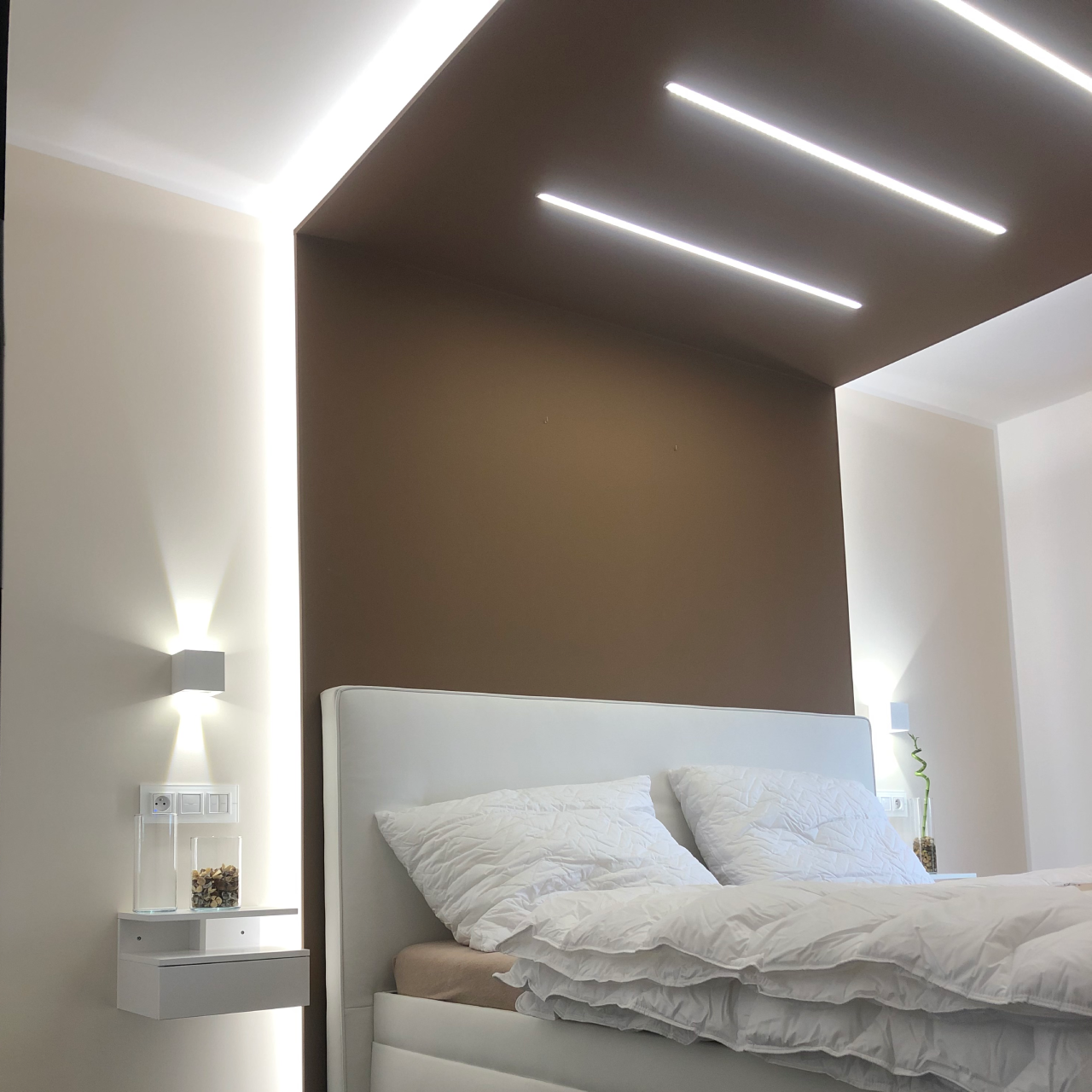 Moderní LED osvětlení ložnice