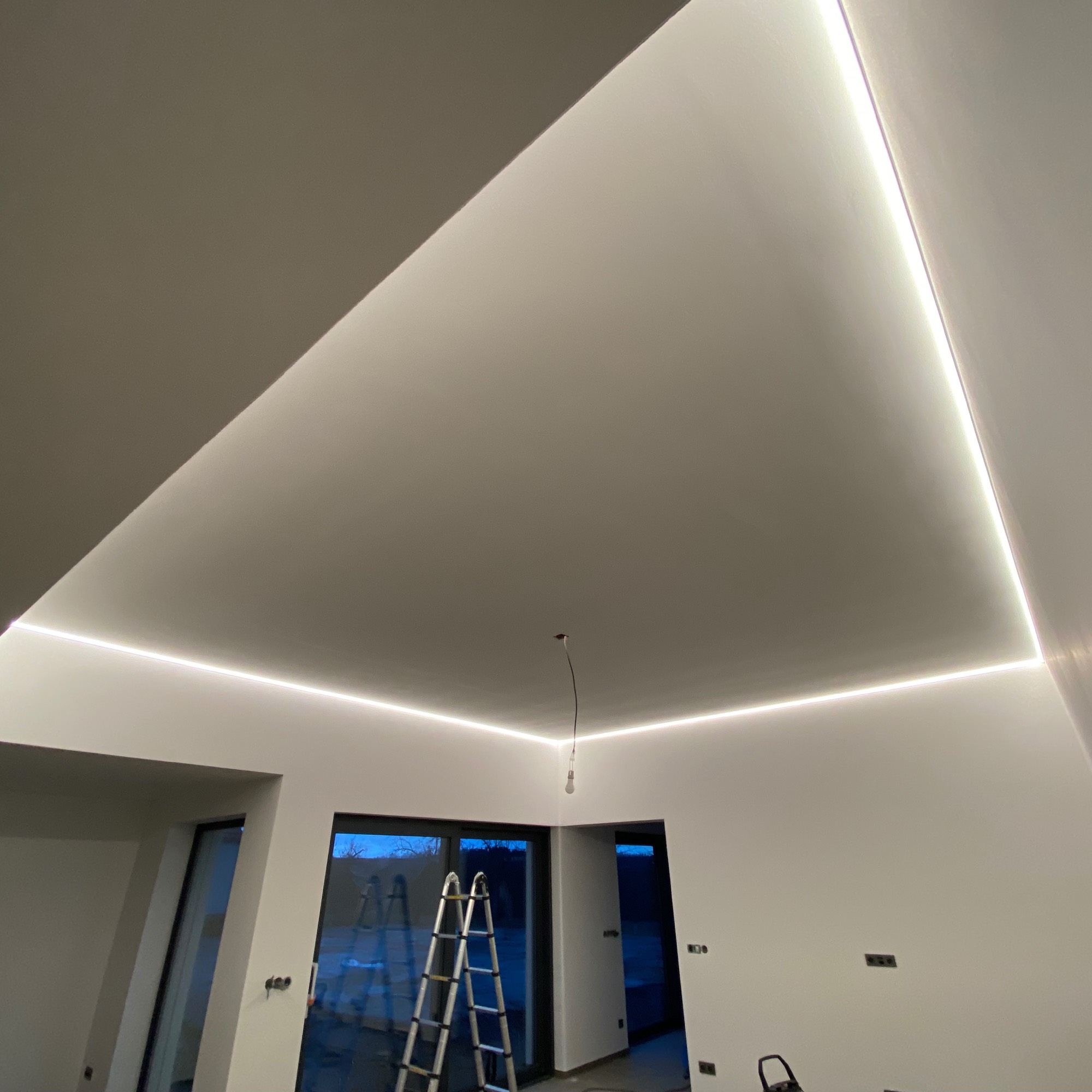 Liniové LED osvětlení obývacího pokoje v RD