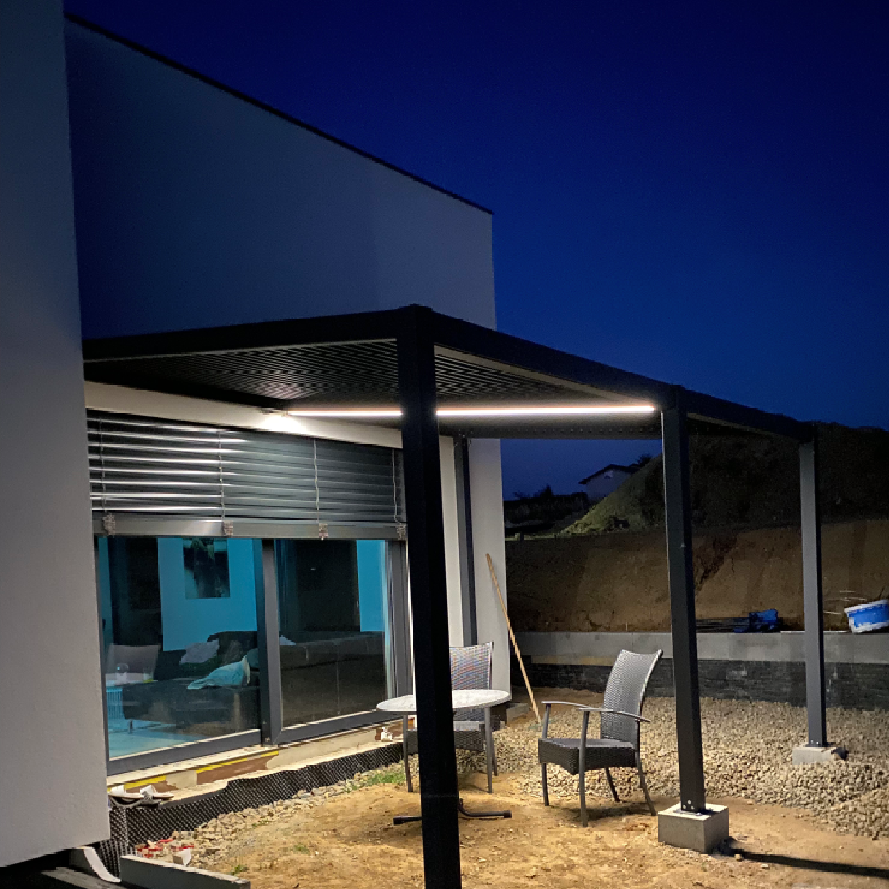 Liniové LED osvětlení bioklimatické pergoly