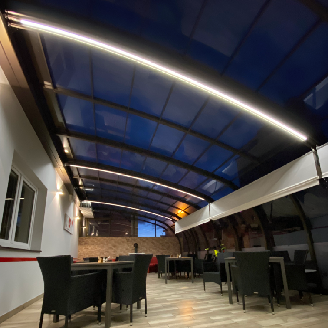 Liniové LED osvětlení restaurační zahrádky