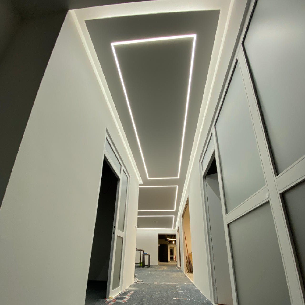 Liniové LED osvětlení komerčního prostoru