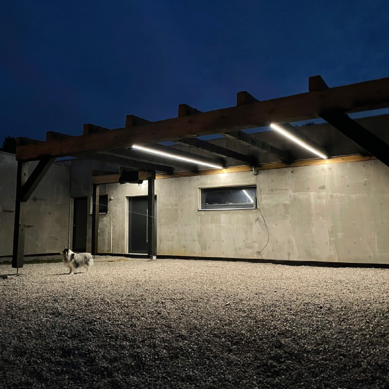 Liniové LED osvětlení parkovacího stání a pergoly