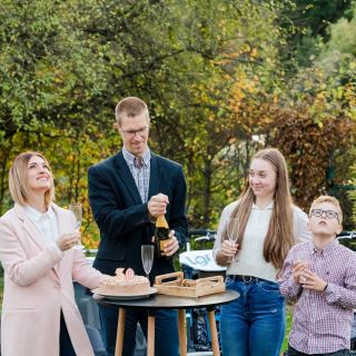 Vyhlížíme naše 30leté výročí ️🎉 ♥️. Už příští týden. Budeme vzpomínat, dojímat se, dělit se o zajímavosti z naší historie...