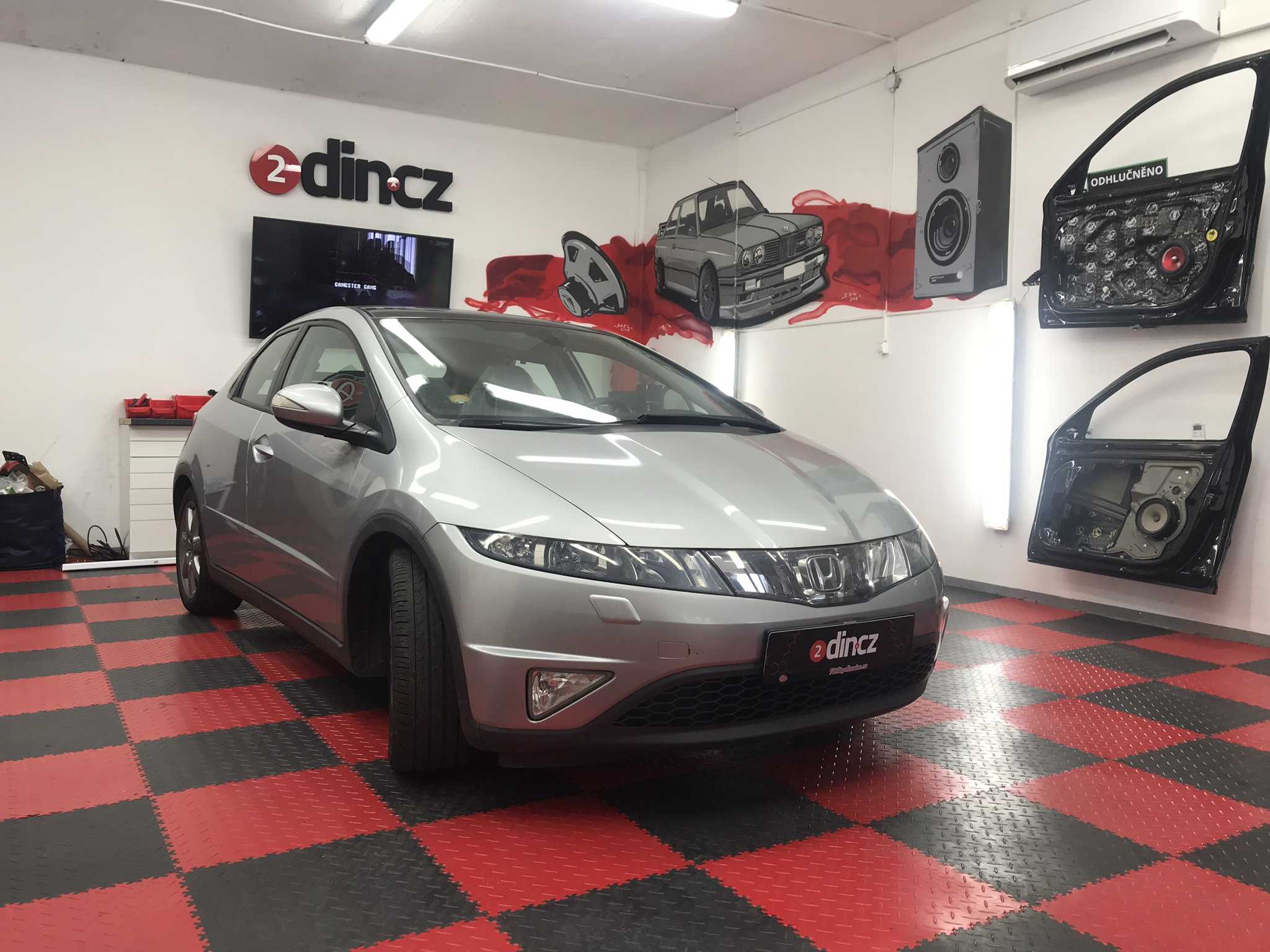 Honda Civic 8g - Dodatečné dodělání USB