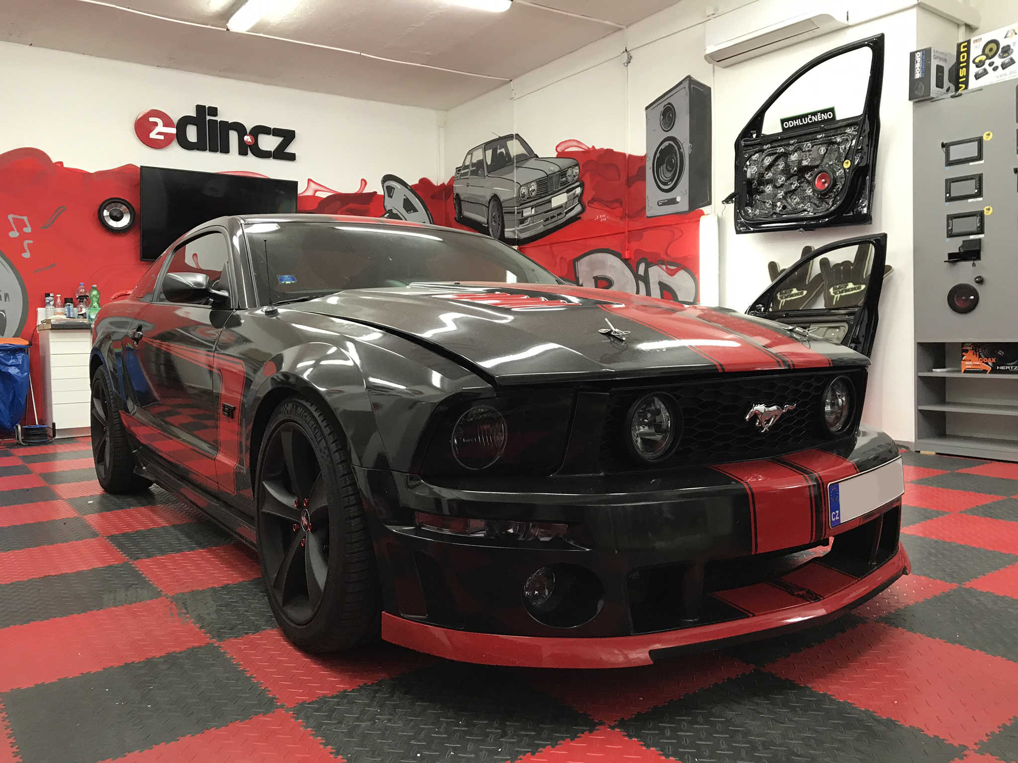 Ford Mustang - kompletní ozvučení vč autorádia a zrcátka
