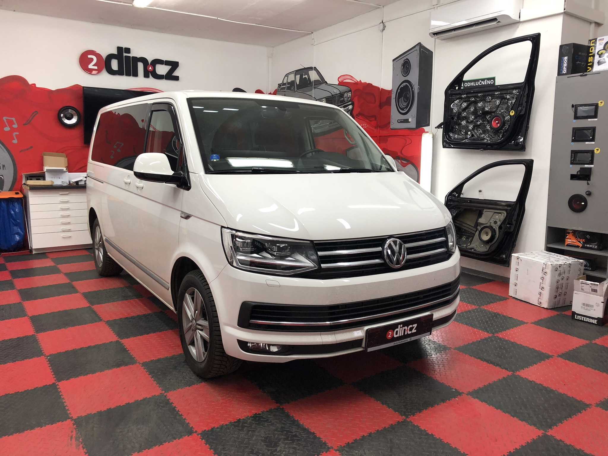 VW Multivan T6 - Montáž Stropního monitoru a TV tuneru