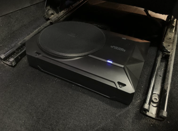 Aktivní subwoofer – pod sedačku nebo do rezervy?