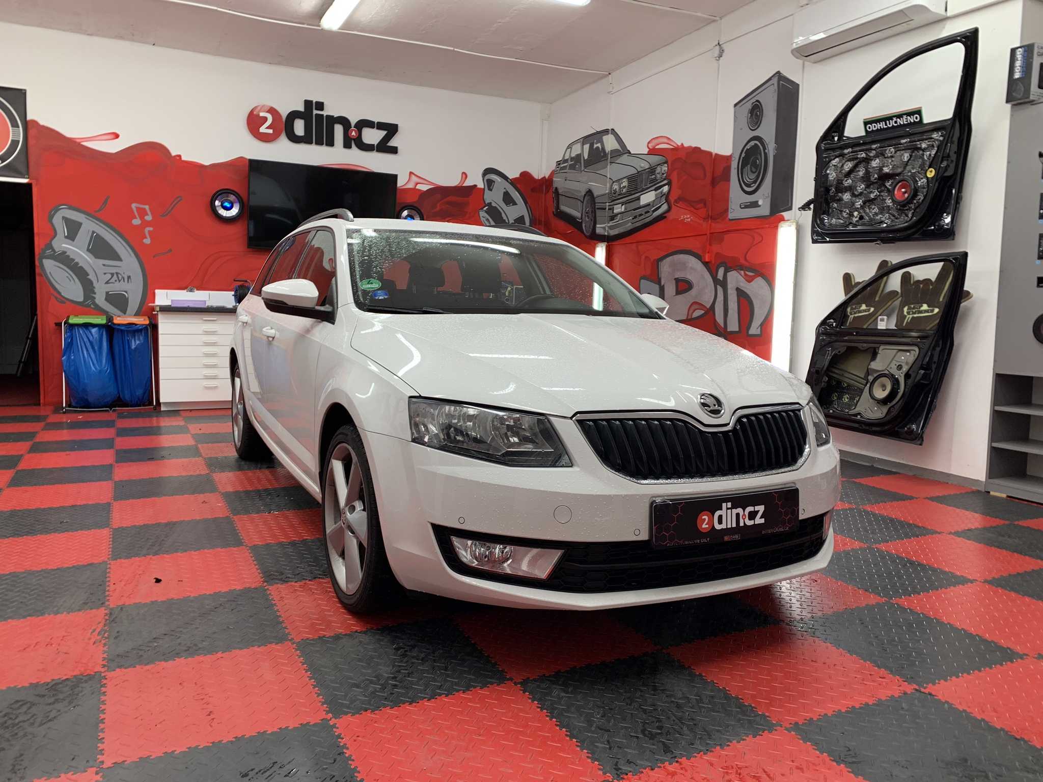 Škoda Octavia III - Montáž subwooferu a zesilovače