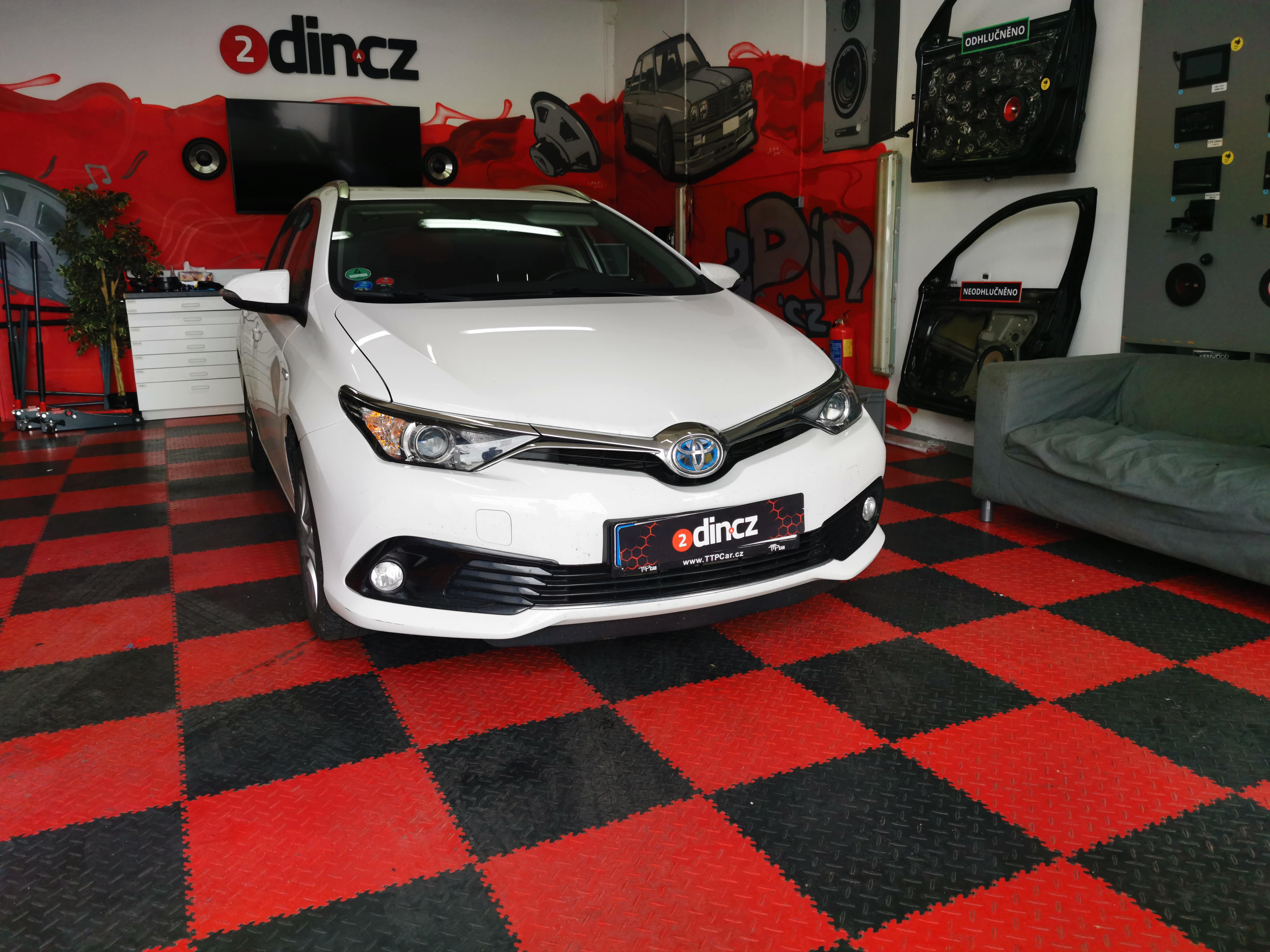 Toyota Auris - Montáž subwooferu a odhlučnění dveří